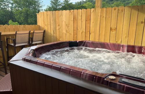 Stay, play and relax in Ohiopyle, PA, Hot tub, Pool table, next to the GAP trail in Ohiopyle, PA - Foto 1