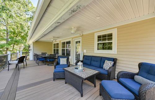 Lakefront Gilbertville Haven with Private Boat Dock! - Foto 1