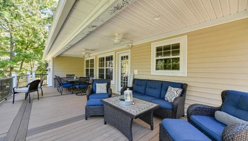 Lakefront Gilbertville Haven with Private Boat Dock! - Foto 1