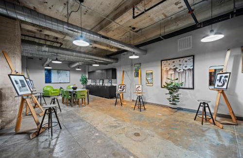 Spacious 1BR loft with flexible group sleeping - Foto 35