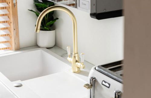 Hazel Tree Hut - Cosy Woodland Cabin with Private Hot Tub - Photo 8