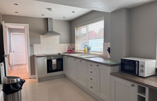 Pet-friendly - 2 Bedrooms Bungalow hot tub Parking - Foto 23