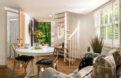 Honeycomb Treehouse in the Heart of Dorset - Photo 5