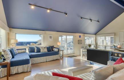 Beachside Retreat w Hot Tub Balcony Dining Blue-Ceiling Charm Sea Cured by AvantStay - Photo 7