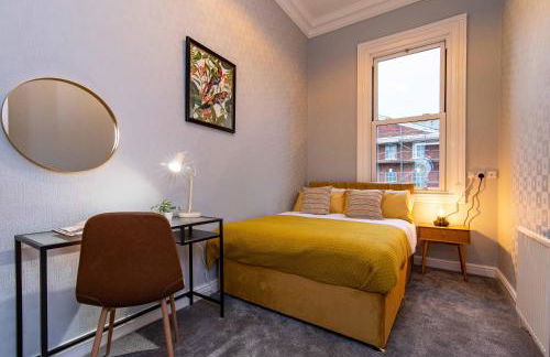 St Johns, Wakefield - Self check in & free parking - Foto 43