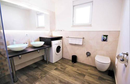 New Villa with Pool - Foto 25