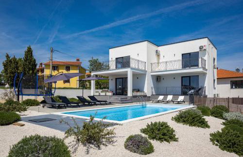 Villa Angie near Pula for 10 persons with private heated pool & kids playground - Foto 1