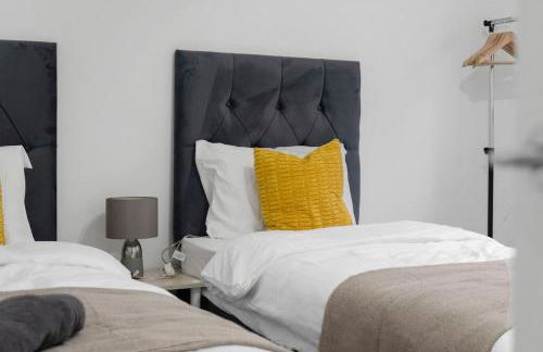 Free Parking - Sleeps 6 - 2 Bedrooms - Newly Renovated - Photo 19