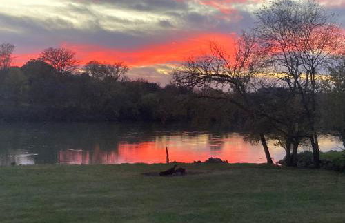 Lazy River Cabin, River Front, Hot Tub, WIFI, 560 in FREE Attraction tickets each paid day! - Foto 1