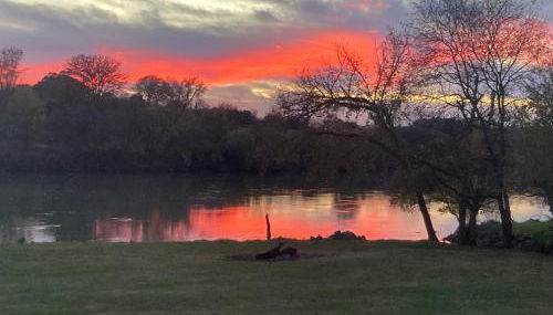 Lazy River Cabin, River Front, Hot Tub, WIFI, 560 in FREE Attraction tickets each paid day! - Foto 1