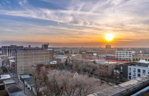 Elegant Stylish Loft Oasis Uptown Rooftop WFH Gym - Photo 20