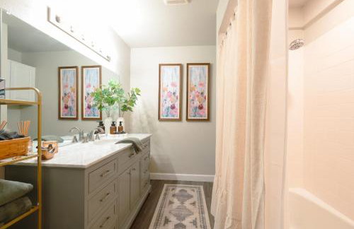 Cozy 2BR Condo Walk to Lake, Saltwater Pool and Golf - Foto 19