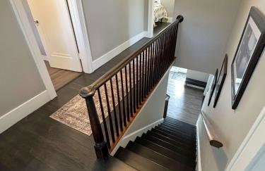 Walk Downtown & River Stylish Cozy Stay w Huge Porch - Foto 22