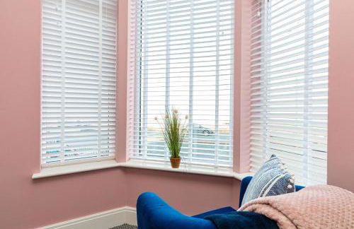 Beachfront Apartment 3 Bedrooms Sleeps 7 - Gateway to the Lake District - Newly Refurbished - Foto 16