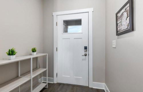 Modern 2BR & 2BA Condo with Garage & Patio - Foto 18