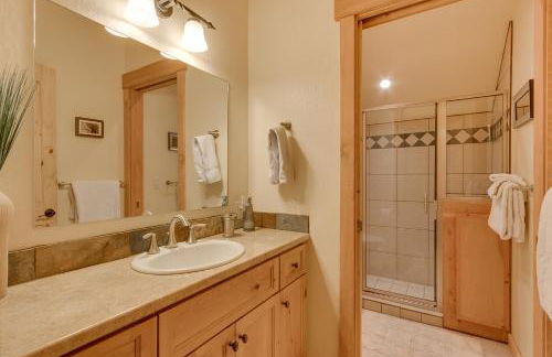 West Pine Cabin on the West Shore by Tahoe Getaways - 2 BR w 2 Bonus Rooms, Hot Tub, Pool Table & Pet Friendly - Foto 16