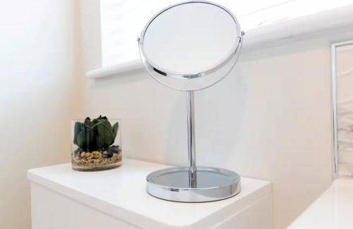 Pass the Keys 4-Bed Home with Garden Parking Near Durham - Foto 43