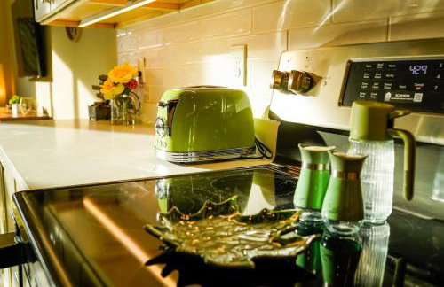 Peridot Suite - NEW 2bdrm 2bath Loft near Mass! - Photo 23