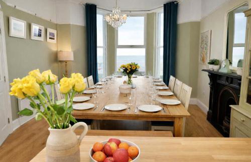 Bay View, Sleeps 18, 7 Bedrooms, 7 Bathrooms, Seafront, Criccieth - Foto 1