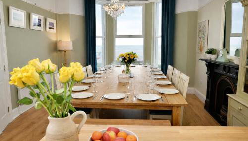 Bay View, Sleeps 18, 7 Bedrooms, 7 Bathrooms, Seafront, Criccieth - Foto 1