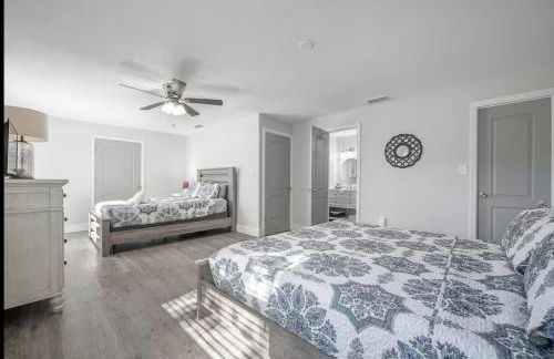 Central Perk Retreat | Heated Pool + Zoo 1 Block! - Foto 28