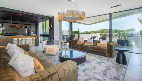 Cooden Beach: 4BD Retreat with Cinema - Foto 3
