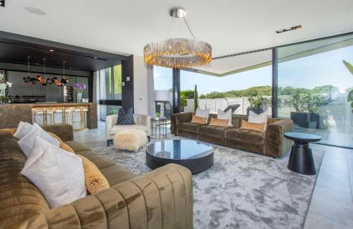 Cooden Beach: 4BD Retreat with Cinema - Foto 3