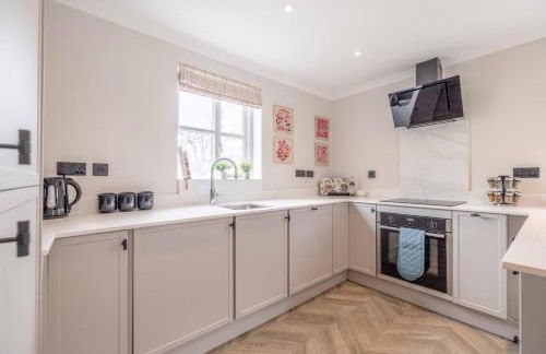 Stylish 2 Bed with Parking, 5 Min Walk to Windsor - Foto 9