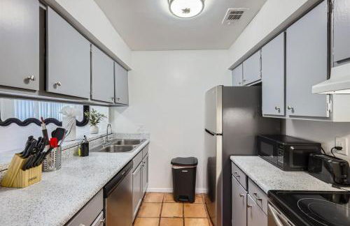 Your Walkable King Bed Getaway - Sleeps 4 - Pool Pkg - Foto 6