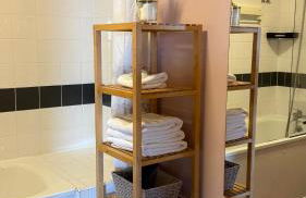 Sunset Heights Bright 2BR with City Views and Free Parking - Foto 21