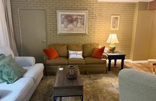 Cozy Cabin Vibe in the City - Foto 1