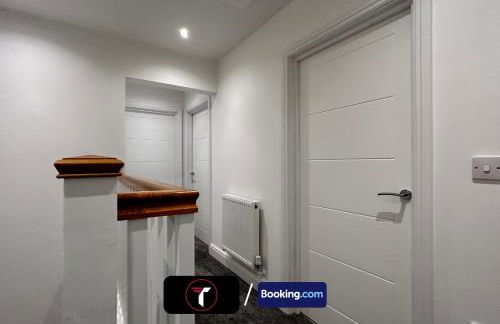 Spacious 4 Bedroom By Tara Stays Short Lets & Serviced Accommodation Aldershot With Free WiFi & Garden - Foto 15