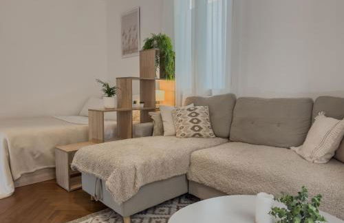 Central Studio - Bright & Modern - Private Terrace - AirCon - Near Train & Beach - Foto 5