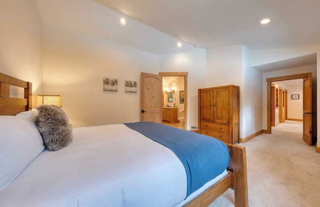 5 Mins to Ski Resort Ping Pong, Pool Table, Deck Donner Ridge by Avantstay - Foto 31