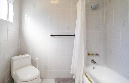 New 5 bed w/hot tub close to Universal sleeps 12 - Foto 36