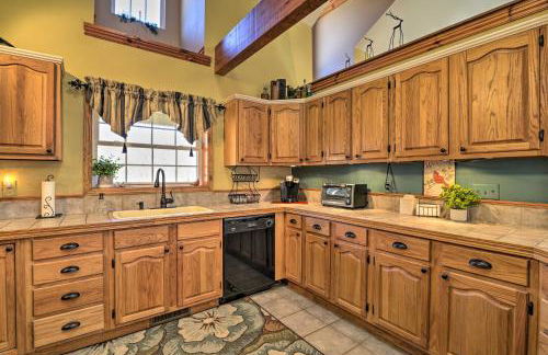 Private Family Home with Deck, Porch and Forest Views! - Foto 10