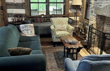 Redesign Wooden Cabin with Jacuzzi and Front Porch in North Carolina - Foto 2