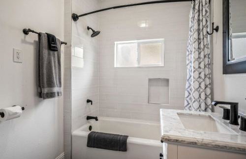 Work-Friendly 3BR Home w Office Fast WiFi - Foto 31