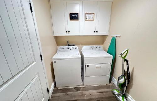 King Bed - Hot Tub, 3 Queens, Home away from home - Foto 17