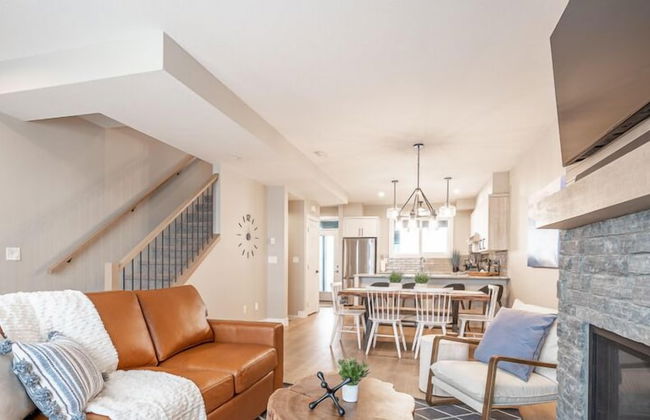 Grizzly Ridge Getaway Brand New, Hot Tub, Sleeps 11 - Photo 1