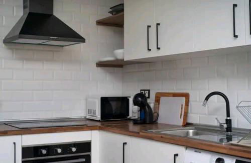 Stylish and Spacious Studio -4 minutes walk to Beach - Photo 6