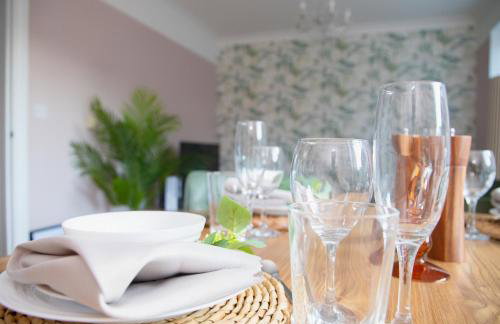 3x Bed Elegant House with Private Parking - Photo 19