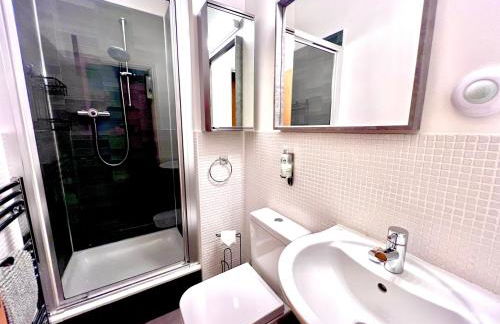 Fabulous 2 bed Historic Ground floor apartment Belper with free car parking next to property - Foto 9