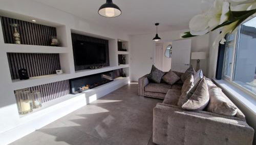 Modern & Spacious 5 Bedroom Bungalow with Parking Near Brecon Beacons & Bike Park Wales - Foto 4
