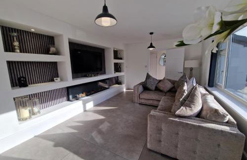 Modern & Spacious 5 Bedroom Bungalow with Parking Near Brecon Beacons & Bike Park Wales - Photo 4