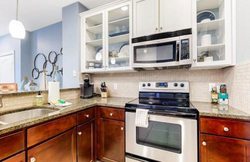 Water-View Condo with Balcony, Smart TVs, Washer/Dryer and Pool - Foto 17