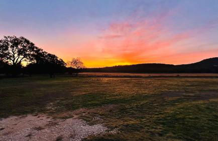 Kingsby Farmhouse - 1BR with 2 Queens & Mountain Views - Photo 25