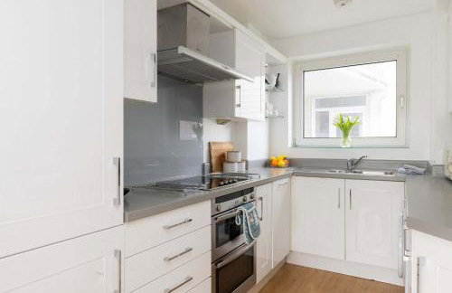 Sunny & Modern Near the Beach & Village w Parking - Foto 3