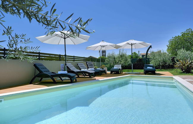 Superb Modern Villa With Pool, Large Fenced Yard Near the Beach - Foto 1
