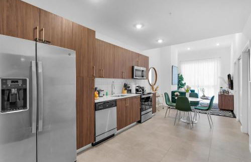 Miami Magic Vibrant 2 Bedroom with Free Parking - Photo 8